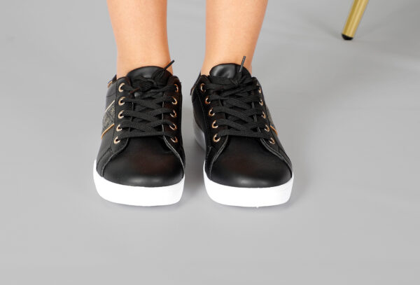 ZAPATILLA SNEAKER NEGRO CON DORADO - Imagen 4