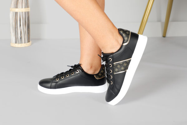 ZAPATILLA SNEAKER NEGRO CON DORADO